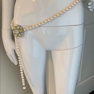 NWOT 🌼 Pearl Belt w/Yellow Rhinestone Floral Hook